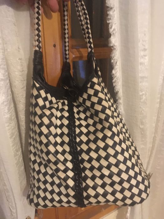 Чанта дамска кожена , бяло черна - голям размер