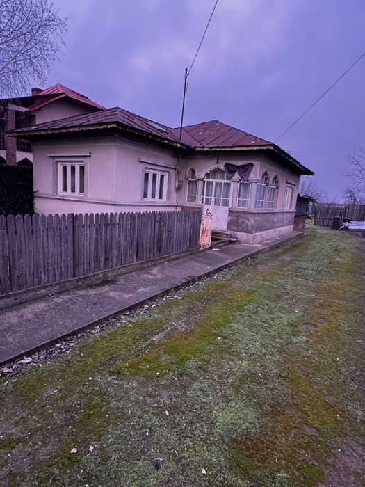 Casa de vanzare in comuna ogrezeni judetul Giurgiu strada principala