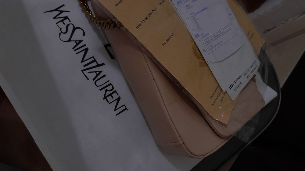 Бежевая сумка от бренда YSL
