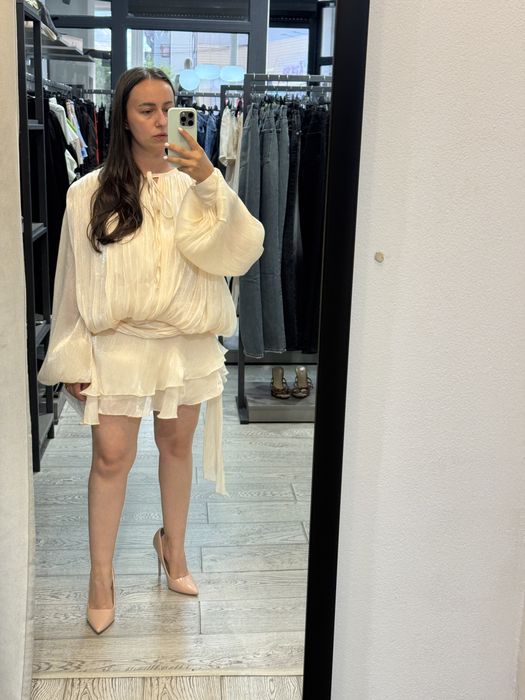 Rochie, mărimea M/L dar se potrivește și unui S, are și o pereche de pantaloni scurți care se iau pe desesubt.  O purtare, preț, 300 lei