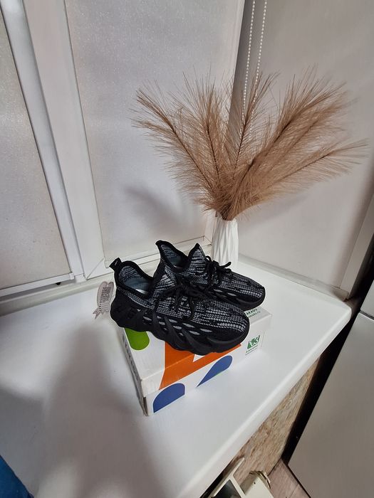 Продам новые детские кроссовки