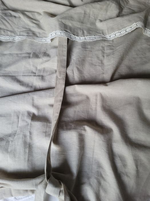 Два броя памучни бродирани пердета, с драперия и дантела