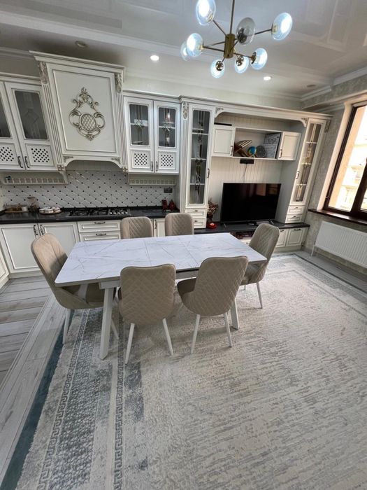 Кухонный стол с стулями