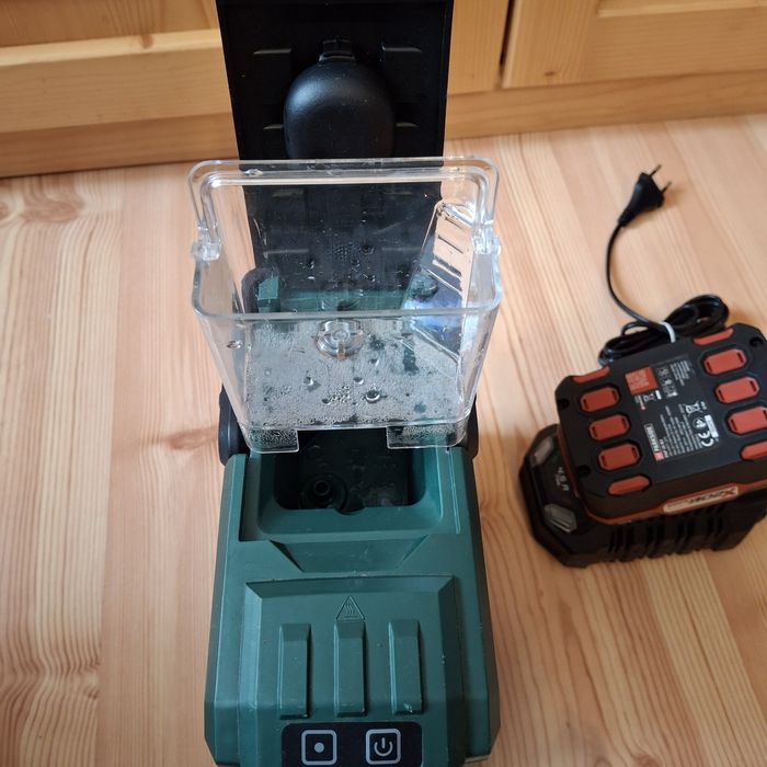 Cafetieră pe acumulator