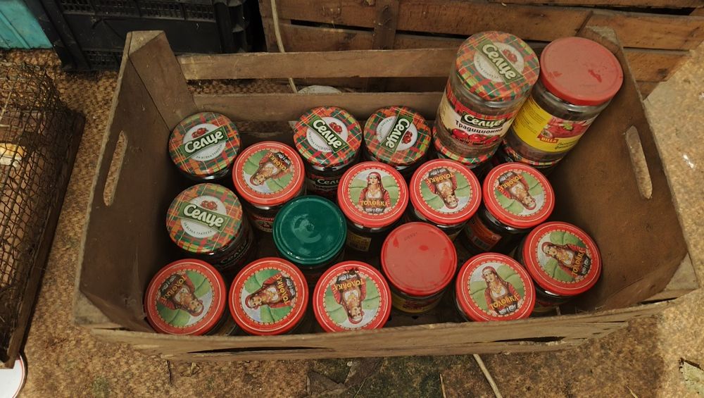 Продавам буркани с капачки, всякакви размери.