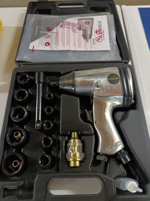 Pistol de inșurubat pneumatic, cu impact