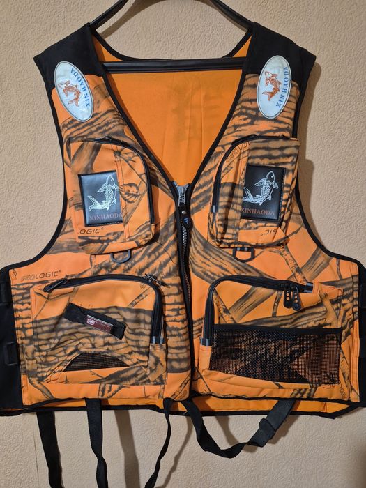Продавам 2 броя спасителни жилетки