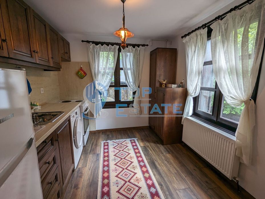 Две реновирани във възрожденски стил къщи в Тревненския балкан