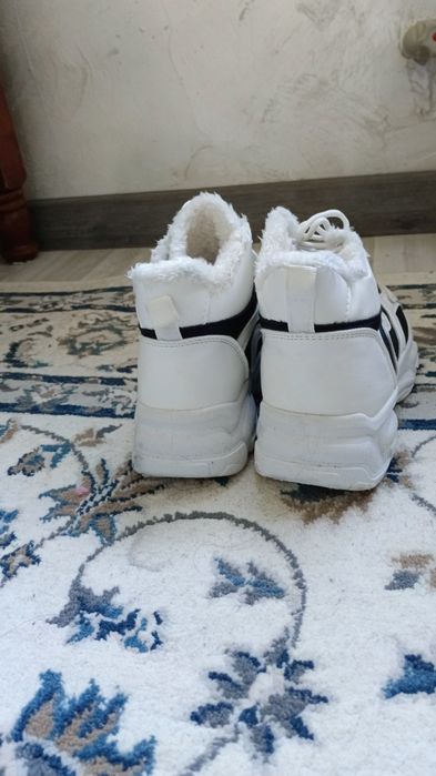 продам демисезон кроссовки