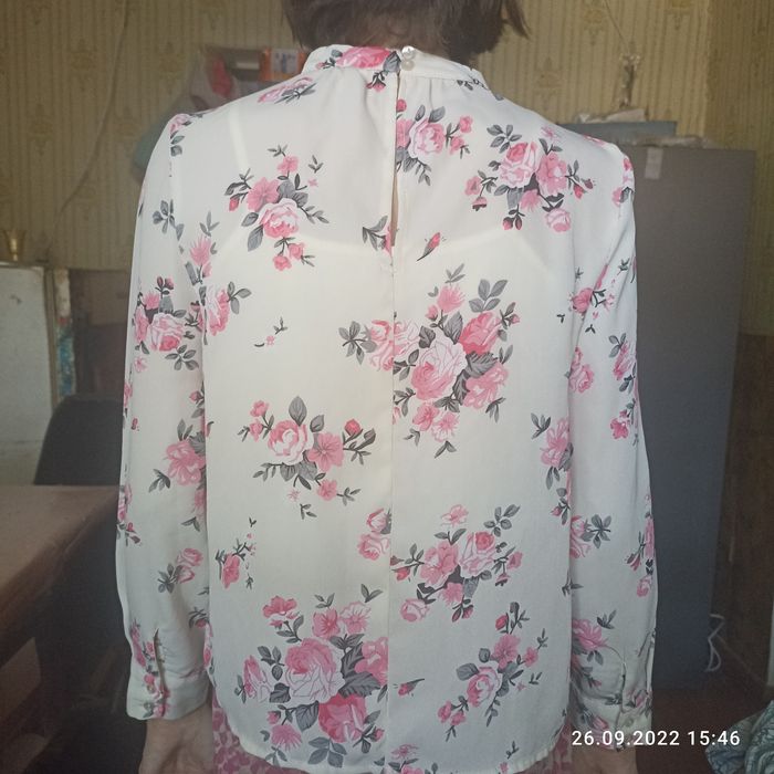 Отдам за бутылку масла!Кофта для девочки 8-10лет