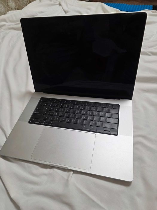 Vand un mack book 16 pro