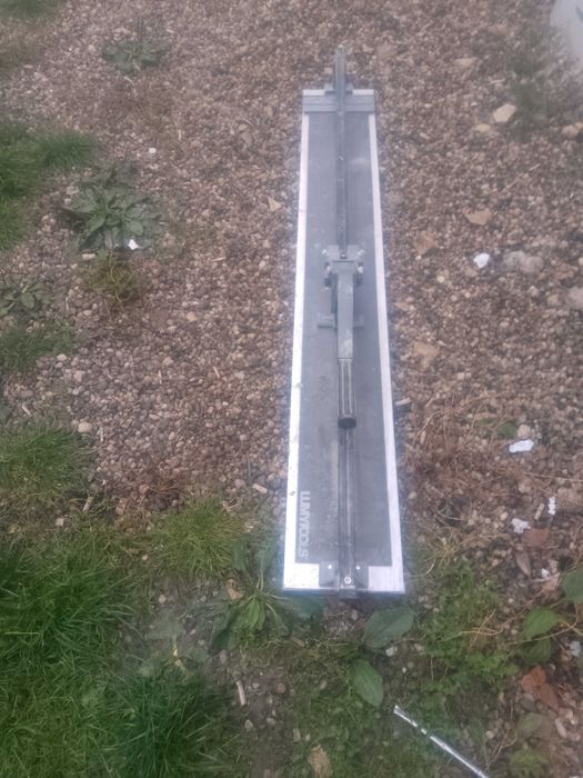 Vand  scule toate la același preț