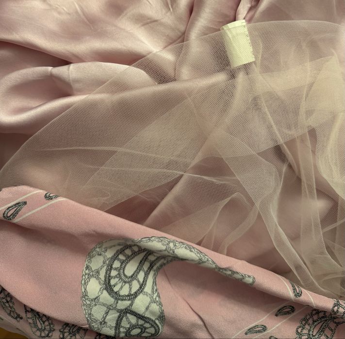 Дълка копринена рокля в красив розов цвят