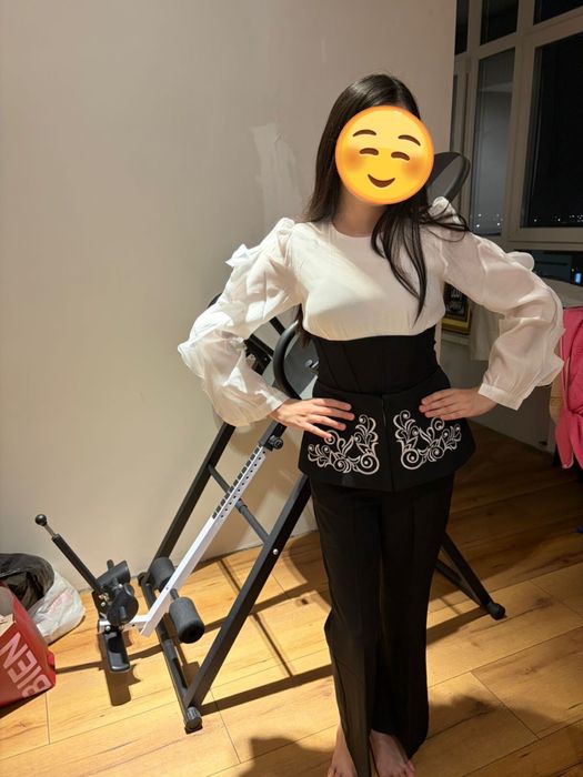 Продам костюм-тройка на девочек