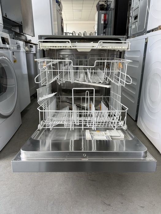 Съдомиялна MIELE 60/см с три кошници.