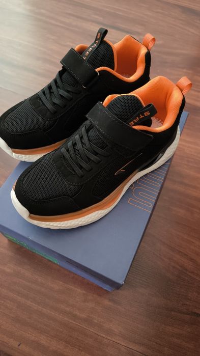 Кроссовки для мальчика , размер 35 .