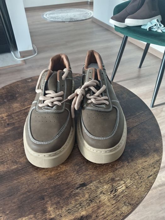 Vând pantofi sport pentru bărbați