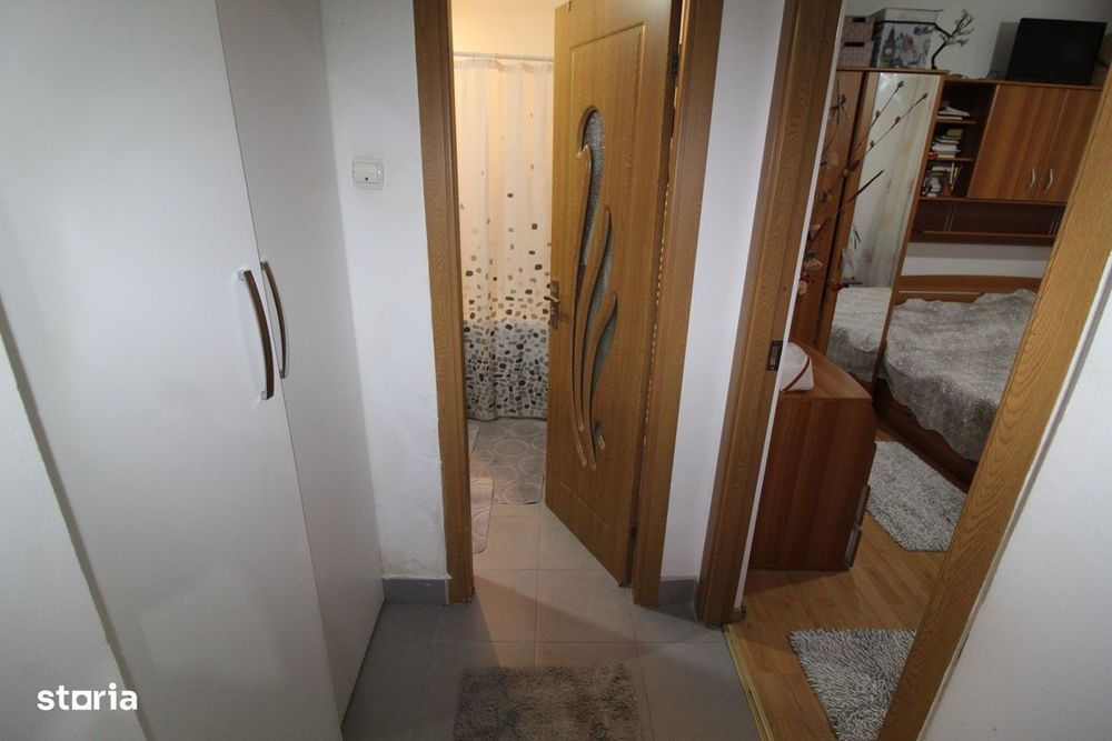 Vând apartament 2 camere în Hunedoara, Dunărea-Str. Cerbului, parter..