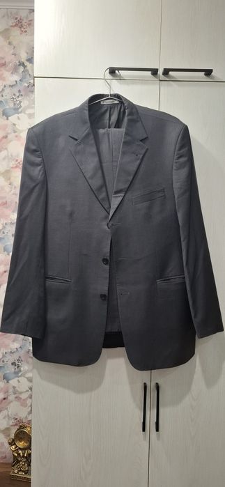 Продам мужской костюм б/у в хорошем состоянии.
Брюки 46 размер.
Пиджак