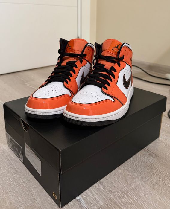 Jordan 1 MID SE Orange Turf - 43