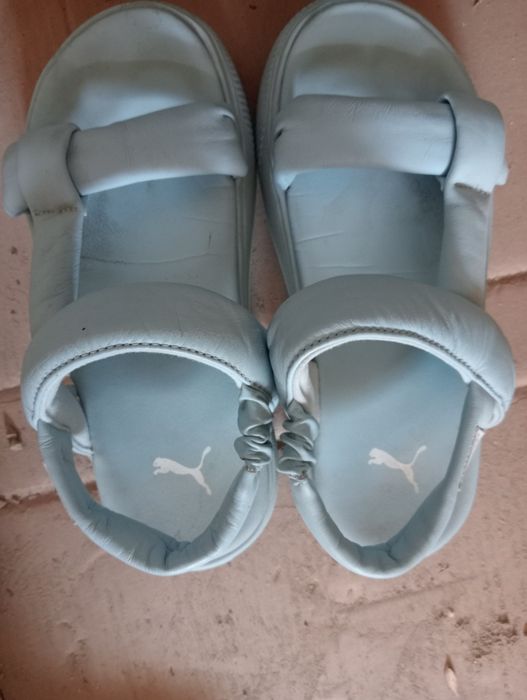 Сандали и кроссовка