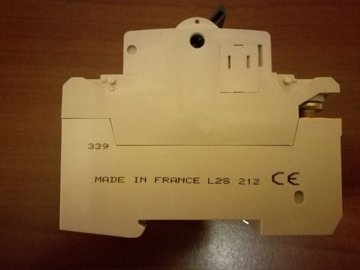 Hager-автоматичен прекъсвач 2/3 полюсен-НОВ