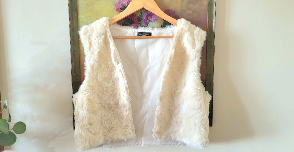 Vesta scurta pufoasa / bolero din blana