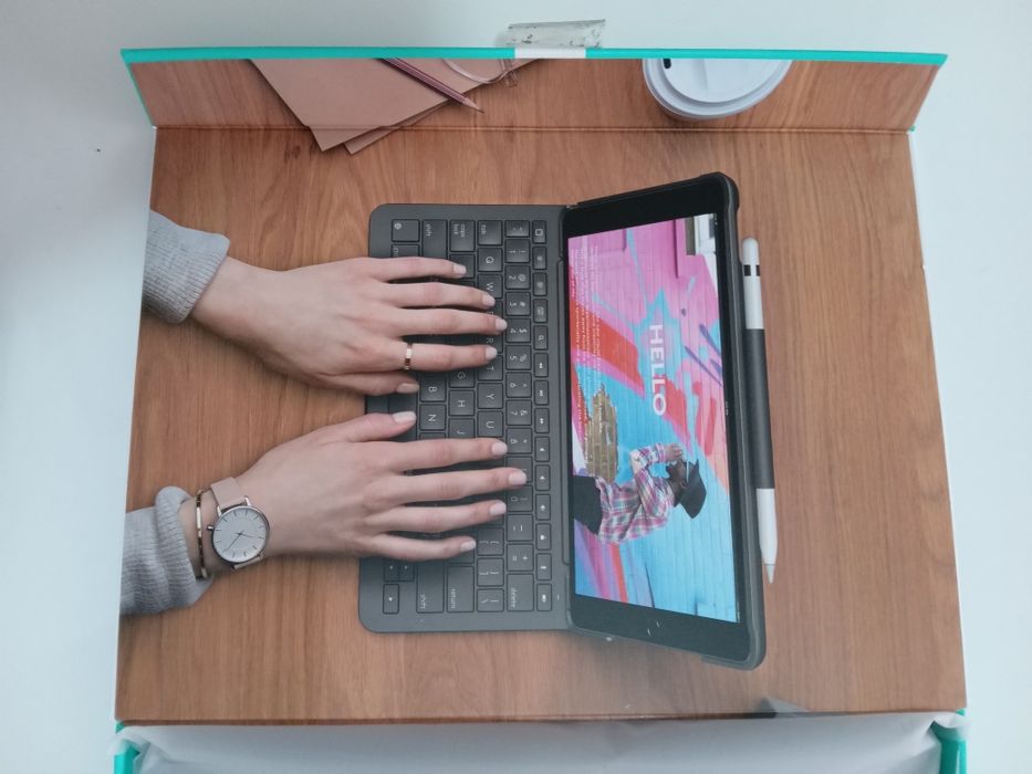 Калъф-клавиатура Logitech Slim Folio за iPad (7/8/9поколение)