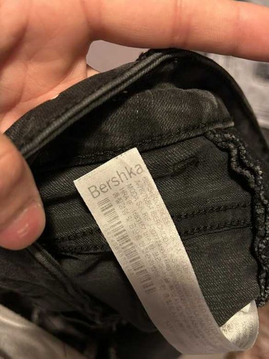 Blugi negri Bershka mărimea 44–46 (fit M–L)