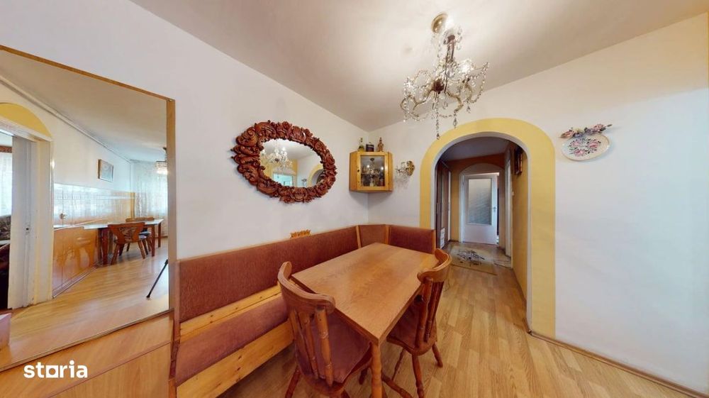 Apartament 3 camere DECOMANDAT cu balcon - zona Profi, V. Aaron