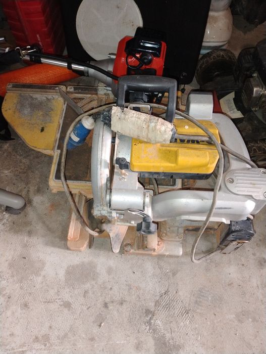 Mașină de tăiat pavaje, piatră ceramică DeWALT