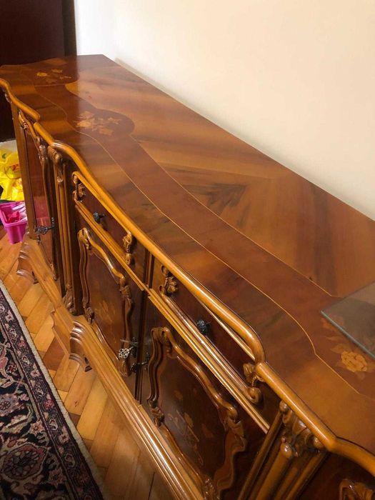 Mobilier din lemn masiv