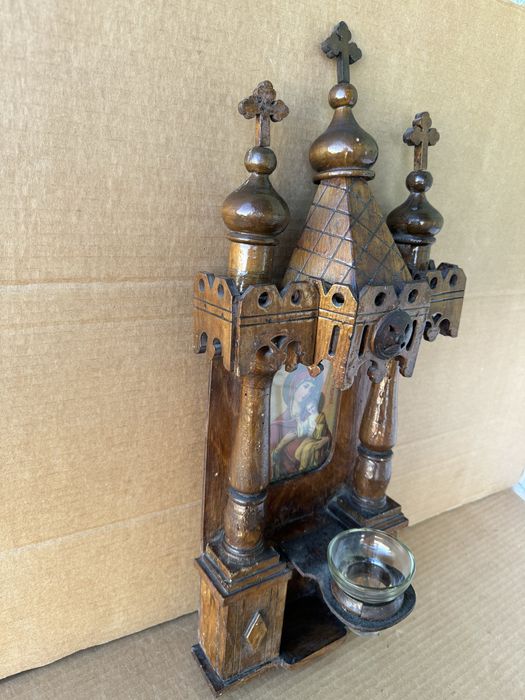 Дърворезба, старинен домашен иконостас с кандило , икона