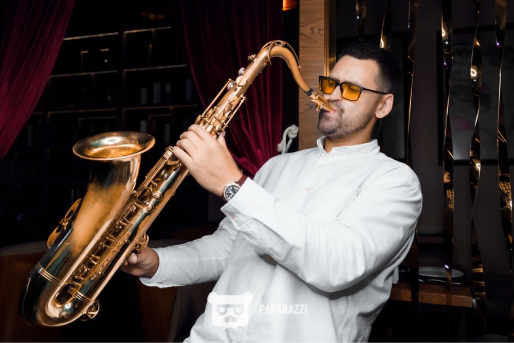 Саксофонист, саксофон Астана