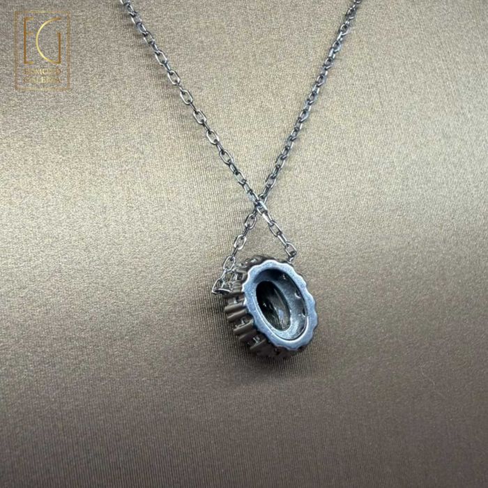 Colier din aur alb, decorat cu acvamarin și diamante, realizat de atelier din Padova, Italia