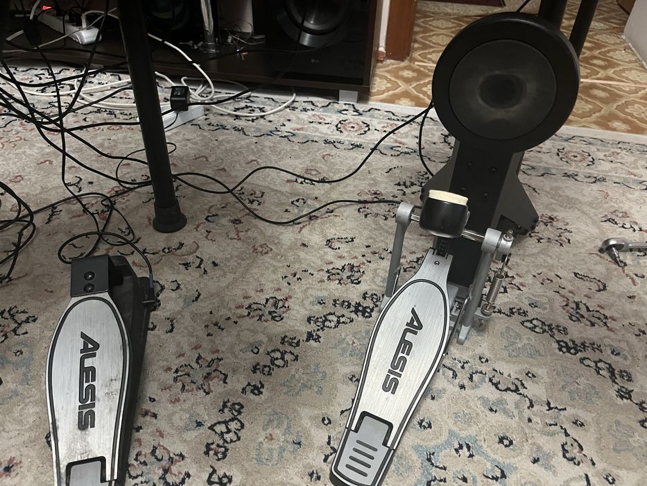 Продам электробарабанную установку Alesis