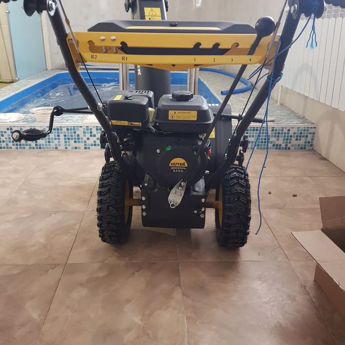 Продам снегоуборщик Huter