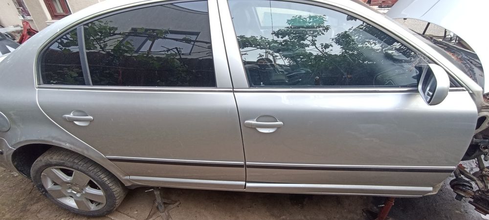 Usa / usi stanga dreapta fata spate / Bandou usa  Skoda Superb 1