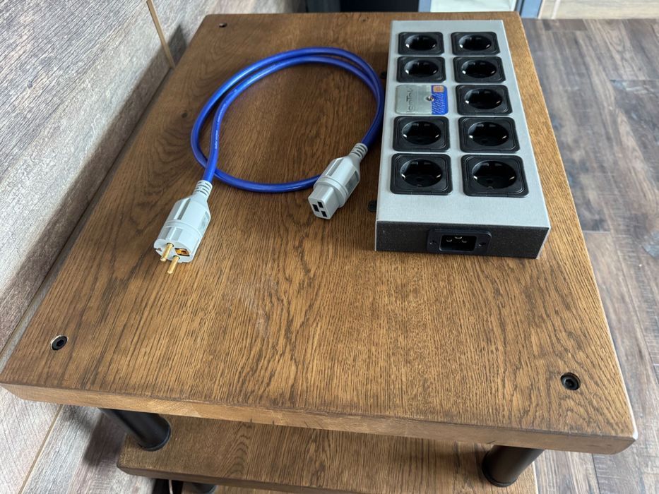 Чисто нов захранващ филтър IsoTek EVO3 Corvus + кабел Premier (9 гнезда)