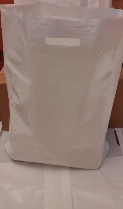 Pungi-sacose diverse marimi albe ionizate pentru serigrafie cu maner tip banana rezistente; productie plastic reciclabil-reutilizabil.