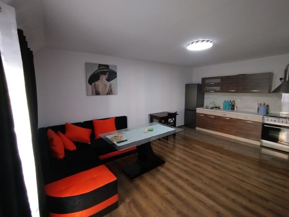 Продавам холна маса