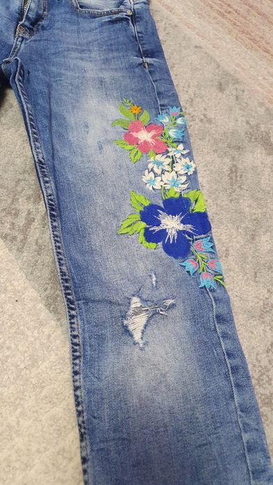Blugi cu broderie