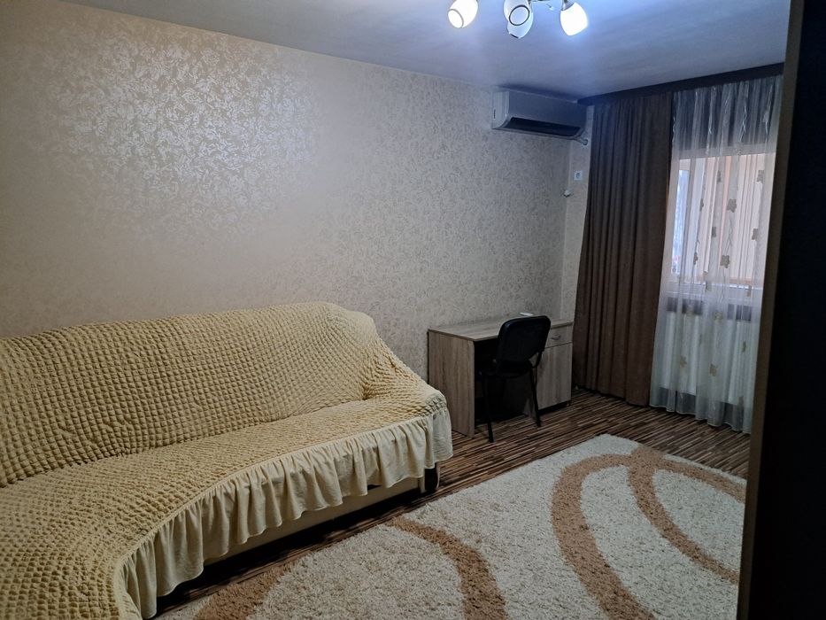 Închiriez apartament cu 3 camere, 70 m², Mircea cel Bătrân, etaj 1