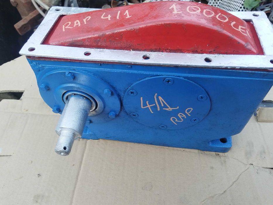 Reductor axial pe pinioane