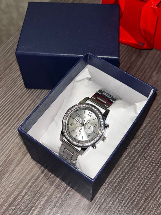 новые часы с коробкой