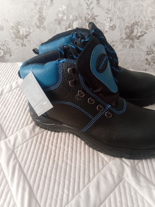 Продаётся спецобувь новая