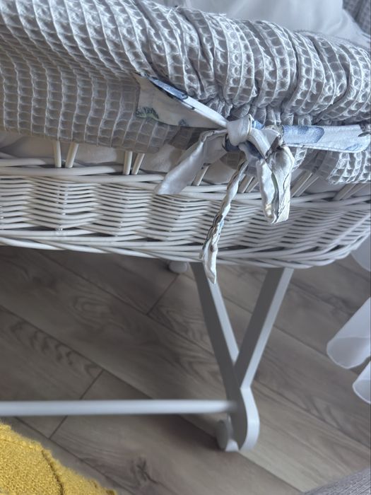 Cos- Pătuț alb din răchită cu echipament pentru bebeluș