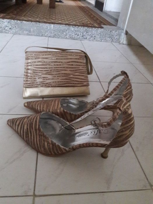 Обувки с нисък ток + чанта бежев цвят с брокати