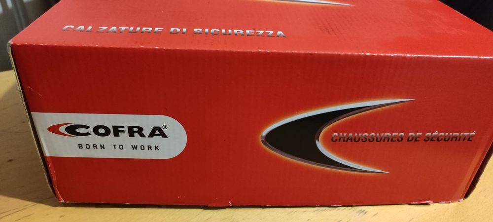 Работни обувки - чисто нови.