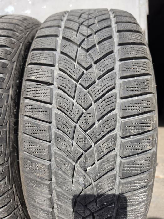 2 бр. зимни гуми 215/55/17 GoodYear 6,5 mm DOT 3317